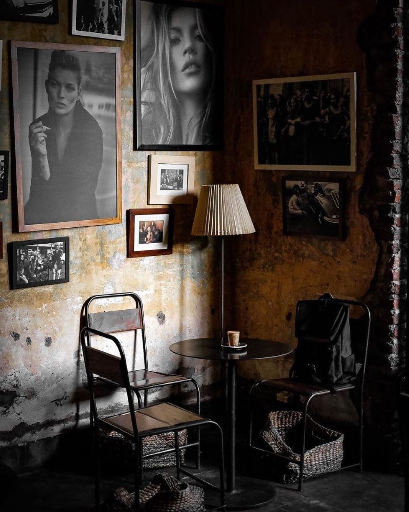 Thiết kế quán cafe phong cách cổ mang lại sức hút đặc biệt, khiến khách hàng không chỉ thưởng thức cà phê mà còn đắm chìm trong không gian nghệ thuật xưa