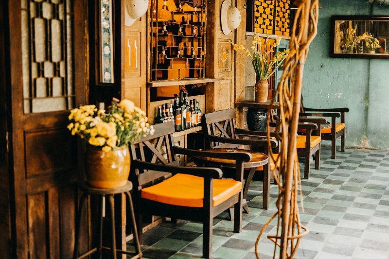 Thiết kế quán cafe phong cách cổ sử dụng vật liệu tự nhiên như gỗ, mây, tre để tạo cảm giác gần gũi và bền vững theo năm tháng