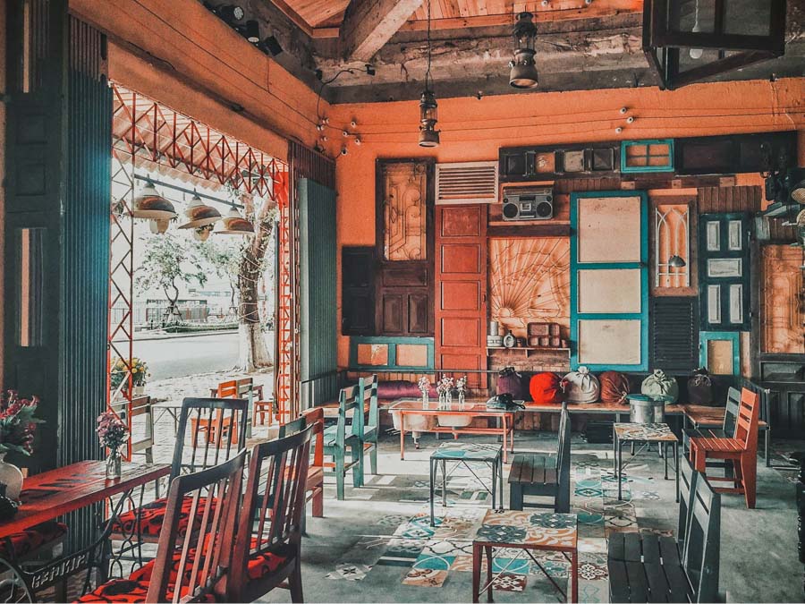 Một không gian quán cafe cổ xưa thường lấy tông màu trầm ấm làm chủ đạo như nâu gỗ, vàng đất, be hay đỏ gạch