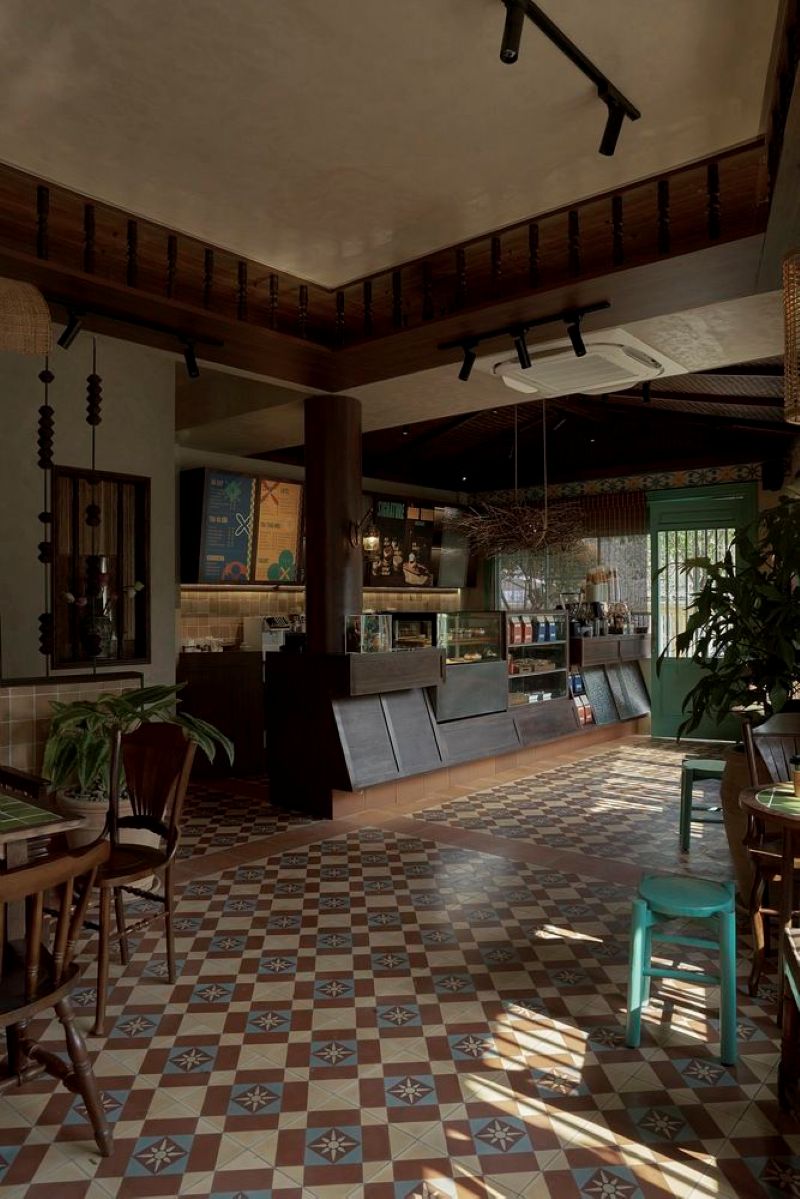 Thiết kế quán cafe phong cách cổ thường sử dụng gam màu trầm ấm như nâu gỗ, vàng đất hay be kem để tạo không gian dịu nhẹ và sang trọng