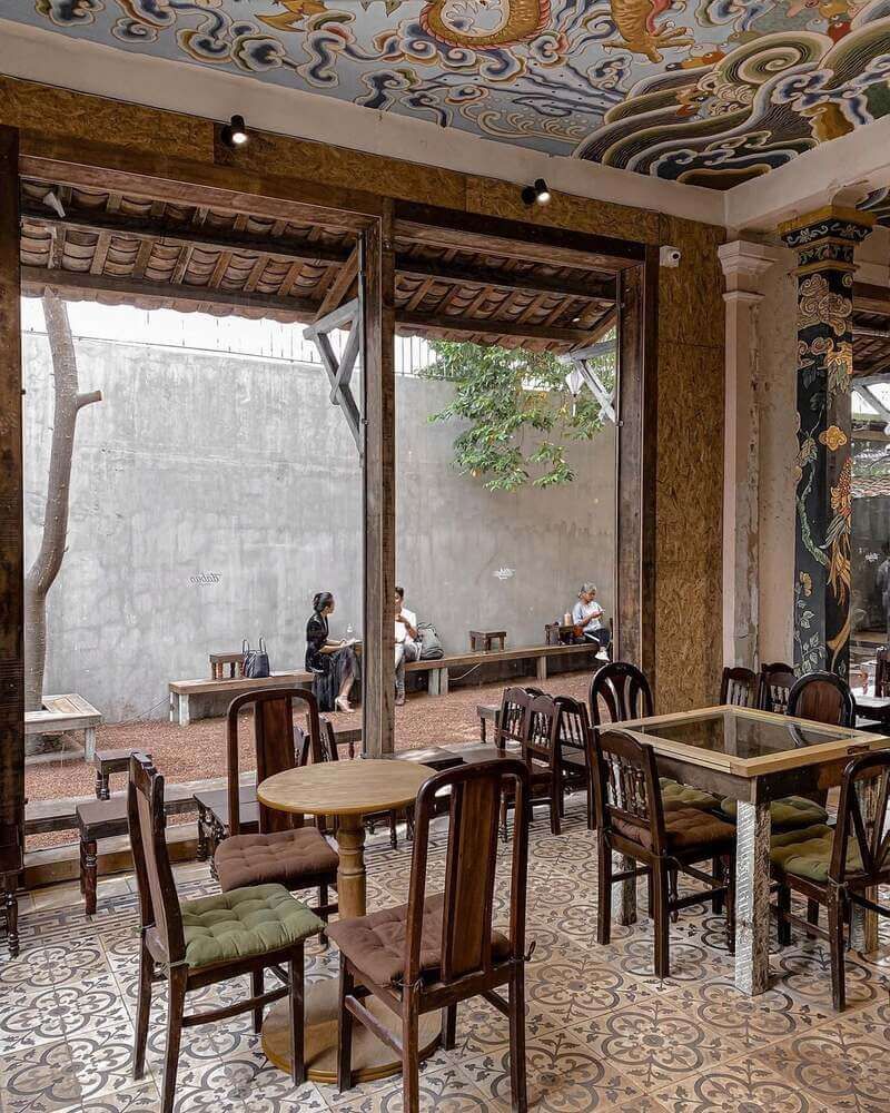 Sự tỉ mỉ trong từng chi tiết của thiết kế quán cafe phong cách cổ thể hiện sự trân trọng giá trị thời gian và nghệ thuật truyền thống