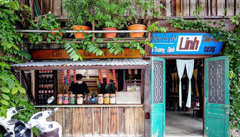 Chất liệu tự nhiên như gỗ, đá, mây tre tạo cảm giác ấm áp, hoài cổ và gần gũi, đồng thời tôn lên vẻ sang trọng, tinh tế của phong cách cổ điển