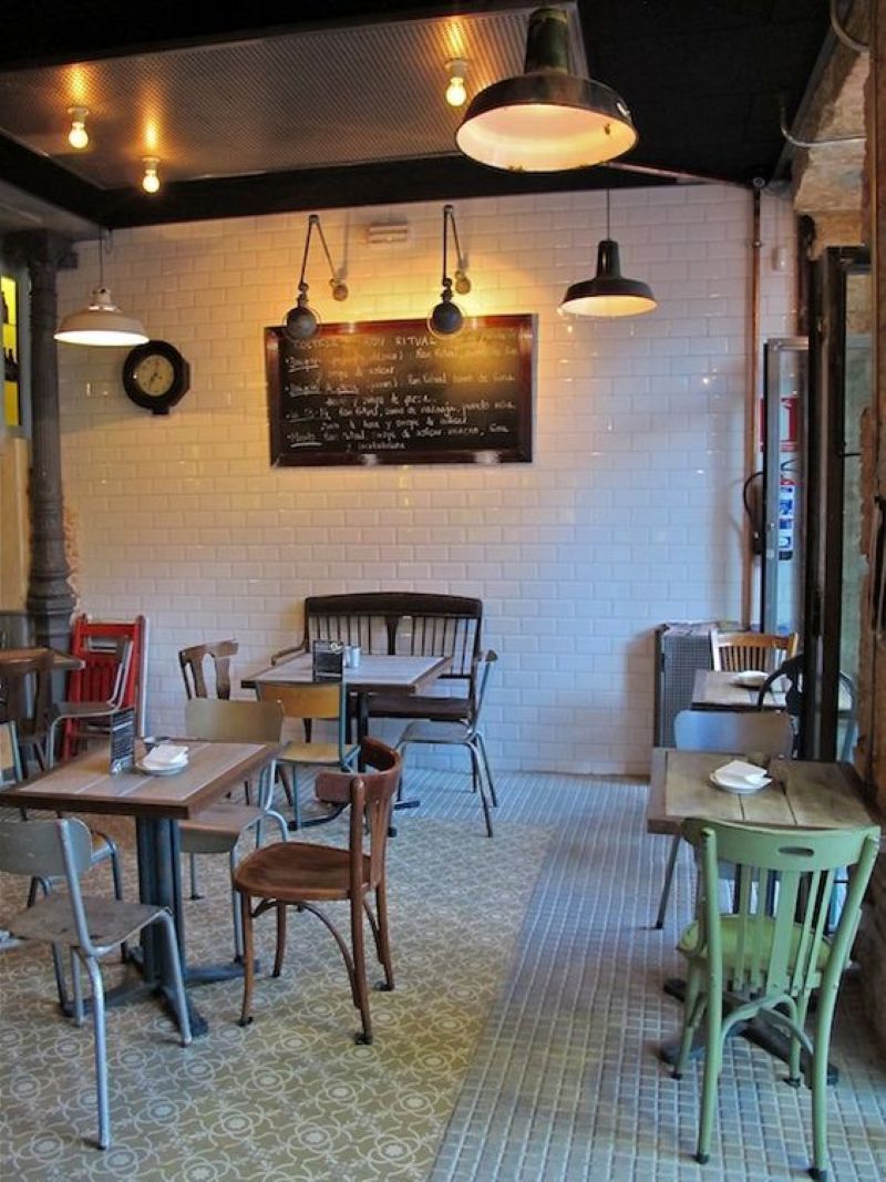 Khi kết hợp khéo léo giữa hiện đại và truyền thống, thiết kế quán cafe phong cách cổ tạo nên không gian vừa quen vừa lạ, đầy cuốn hút