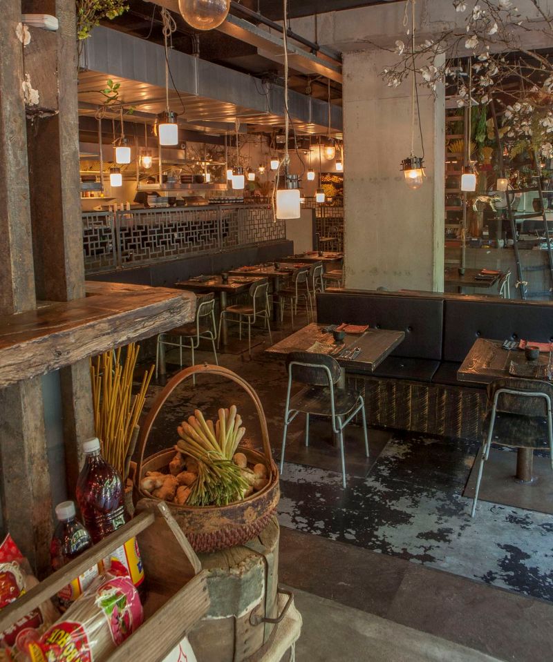 Thiết kế quán cafe phong cách cổ thường sử dụng các món decor như radio cũ, đồng hồ quả lắc, tivi hộp hay máy đánh chữ cổ