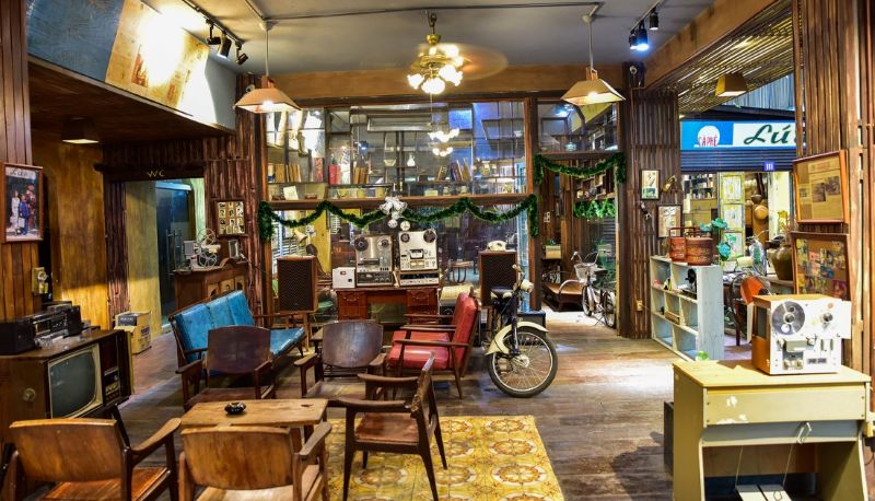 Thiết kế quán cafe phong cách cổ giúp tạo không gian ấm áp, hoài niệm và thu hút khách bằng nội thất cùng decor mang dấu ấn xưa cũ