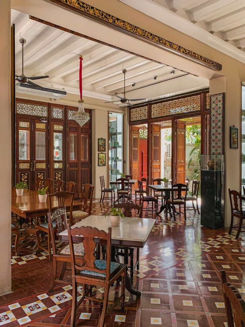 Phong cách Indochine giúp quán cafe vừa tạo dấu ấn riêng, vừa thu hút khách hàng muốn trải nghiệm không gian độc đáo, có câu chuyện