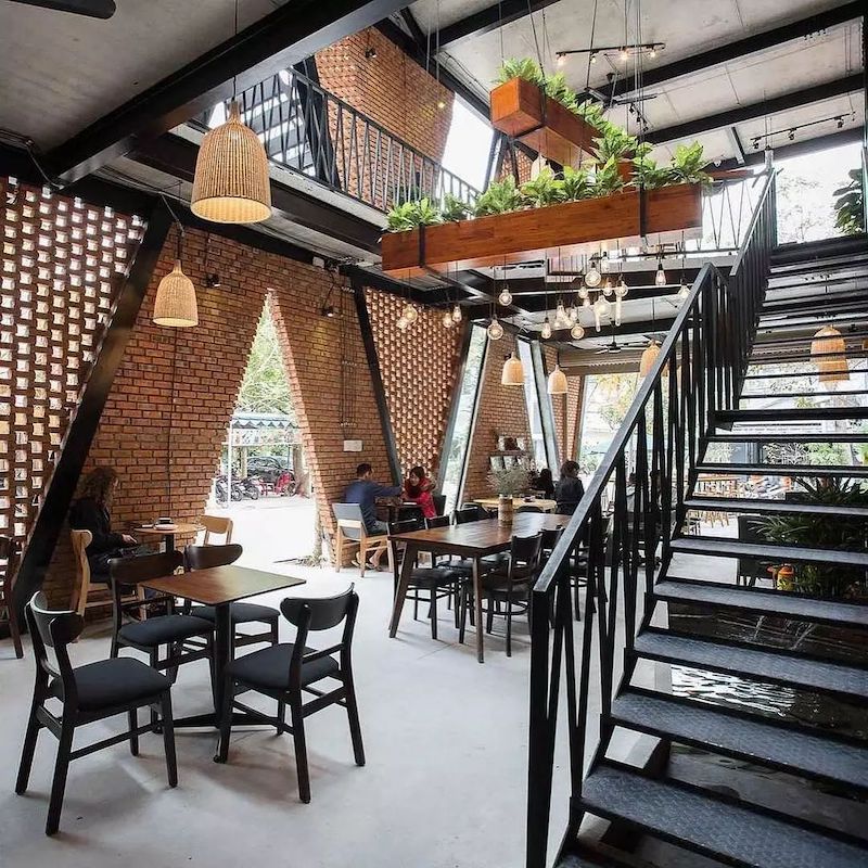 Hệ thống ánh sáng tự nhiên kết hợp đèn treo được bố trí hợp lý trong nhà hàng khung thép phong cách Industrial nhằm tạo không gian sáng, rộng và phóng khoáng