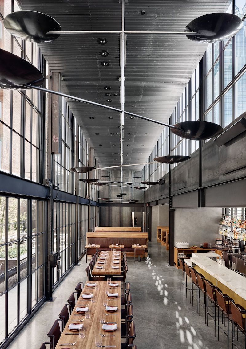 Ánh sáng tự nhiên được tận dụng tối đa trong nhà hàng khung thép phong cách Modern, tạo cảm giác rộng rãi và thoáng mát cho không gian