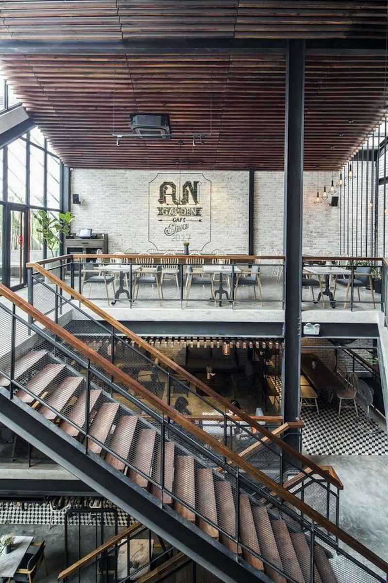 Các mảng khối rõ ràng và trần gọn gàng trong nhà hàng khung thép phong cách Modern nhấn mạnh sự tinh tế và phong cách hiện đại 