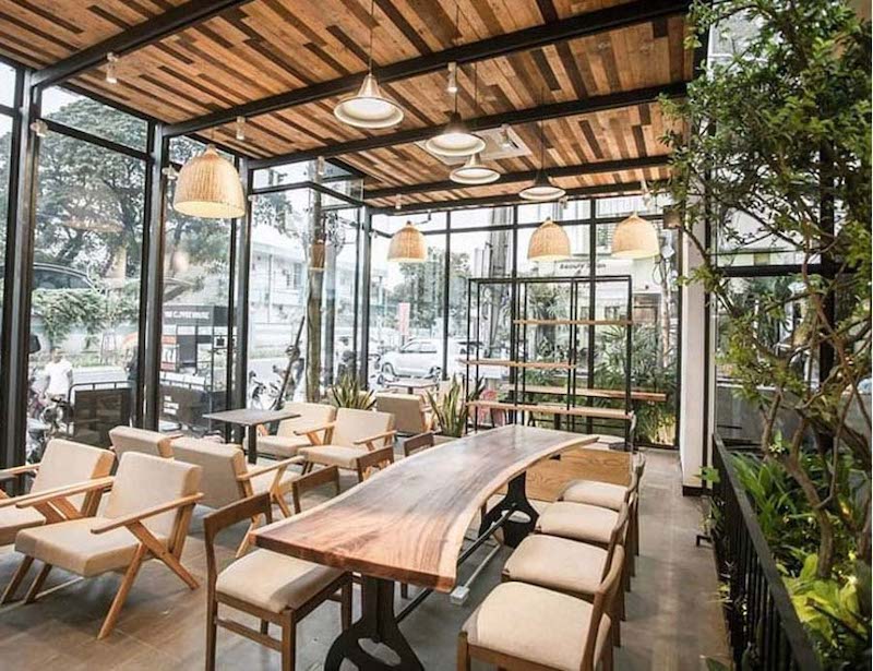 Khi thiết kế khu vực ăn uống ở nhà hàng khung thép, cần bố trí bàn ghế linh hoạt, tạo không gian riêng tư hoặc mở, đồng thời ưu tiên vị trí sát cửa sổ hoặc có view đẹp