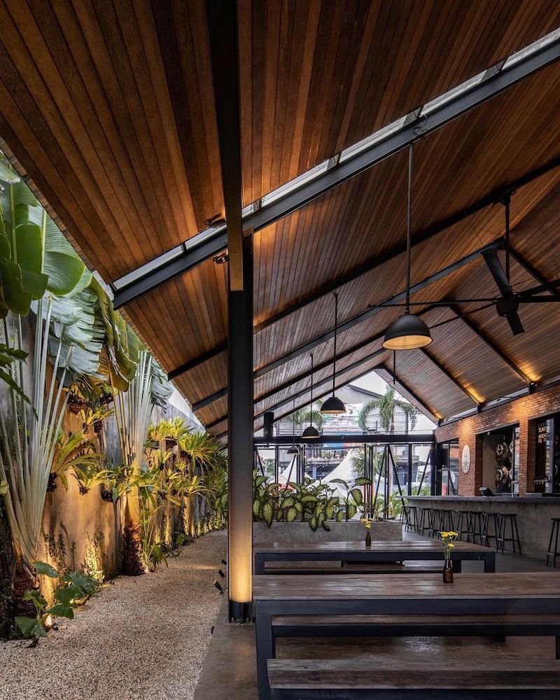 Các chi tiết trang trí bằng gỗ, kim loại và vật liệu tự nhiên làm nổi bật kết cấu thép, tạo dấu ấn ấm áp và sang trọng cho nhà hàng Rustic/Vintage