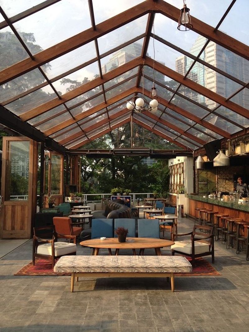 Bố trí bàn ghế và nội thất trong nhà hàng Rustic/Vintage giữ sự đơn giản, gần gũi nhưng vẫn tôn lên vẻ đẹp thô mộc và phong cách cổ điển