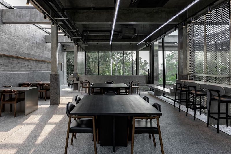 Thiết kế nhà hàng khung thép phong cách Minimalism tập trung vào công năng, loại bỏ chi tiết thừa để không gian gọn gàng và tinh tế