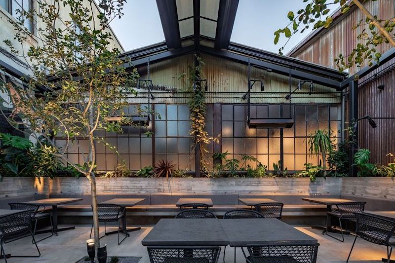 Sử dụng kính, tấm Cemboard, Aluminum, gạch ốp hoặc gỗ cho tường, mái tôn PU hoặc polycarbonate, kết hợp ban công và lam che nắng bằng thép hoặc gỗ