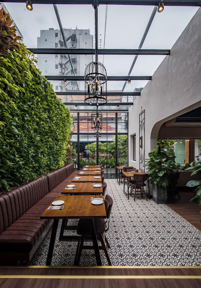 Thiết kế hệ thống ánh sáng kết hợp tự nhiên và nhân tạo, đồng thời lắp đặt quạt, điều hòa và hệ thống hút mùi để không gian nhà hàng luôn thoáng mát, dễ chịu và yên tĩnh