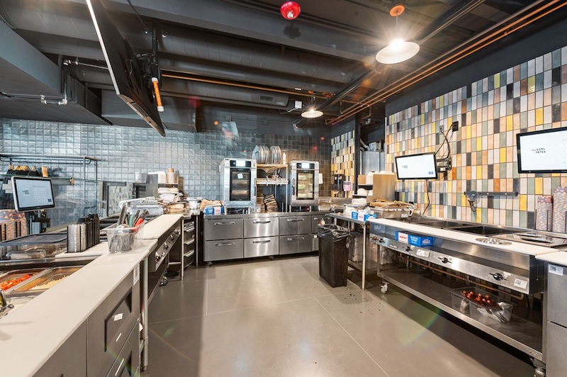 Khi thiết kế khu vực bếp ở nhà hàng khung thép, cần bố trí theo dây chuyền làm việc hợp lý, đảm bảo thông gió, hút mùi hiệu quả và tuân thủ an toàn phòng cháy chữa cháy 