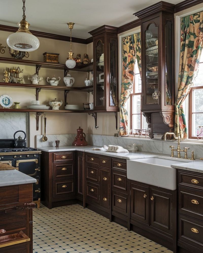 Thiết kế nội thất phòng ăn và bếp Vintage cổ điển kết hợp bàn ăn và ghế gỗ tự nhiên mang hơi thở hoài cổ, sang trọng