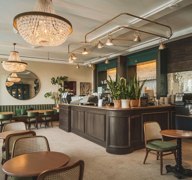 Thiết kế nội thất quán cà phê Vintage cổ điển bố trí đèn chùm pha lê để tạo ánh sáng vàng dịu, ấm áp