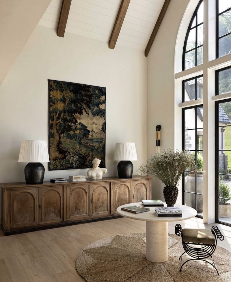 Trong thiết kế phong cách Vintage, thường sử dụng gỗ tự nhiên, vải mềm, kim loại, da, gốm sứ, thủy tinh và gạch bông để tạo không gian ấm áp, hoài niệm và tinh tế