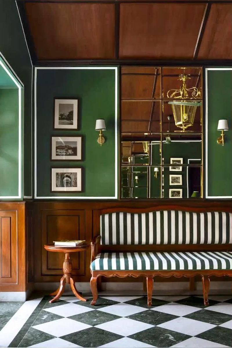 Thiết kế nội thất quán cà phê Vintage cổ điển kết hợp sofa da cũ, ghế gỗ và bàn trà nhỏ mang hơi thở hoài cổ