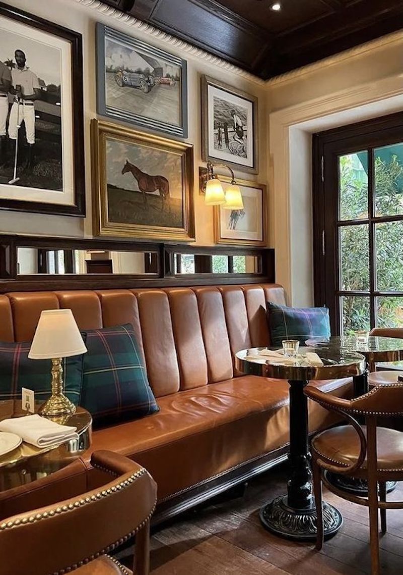 Thiết kế nội thất quán cà phê Vintage cổ điển tạo điểm nhấn bằng những món đồ “đắt giá” như sofa da, bàn trà chạm khắc hay đèn cổ điển