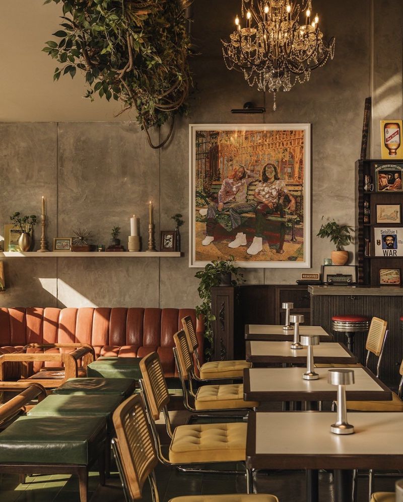 Thiết kế nội thất quán cà phê Vintage cổ điển tổng hòa ánh sáng, màu sắc và vật liệu để mang đến trải nghiệm thư giãn, lãng mạn và hoài niệm cho khách