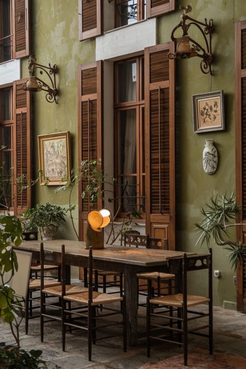 Thiết kế nội thất nhà hàng Vintage cổ điển tạo các góc chụp ảnh với vật dụng Vintage, giúp khách có trải nghiệm độc đáo và đáng nhớ