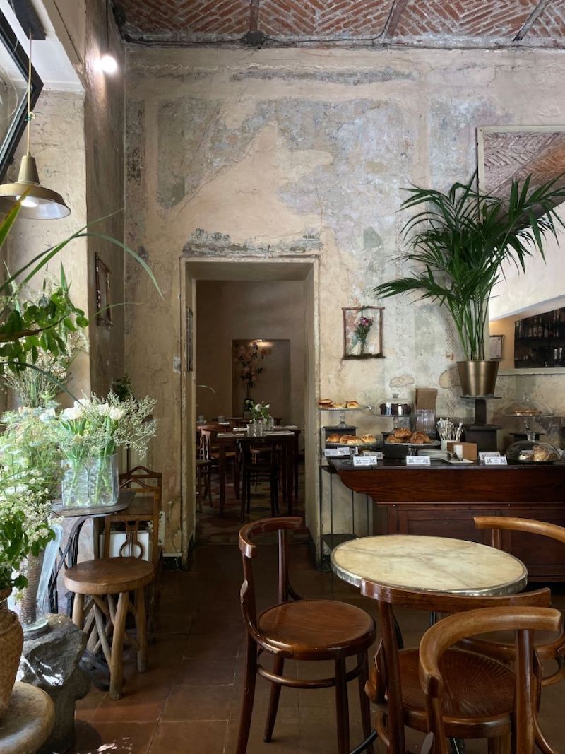 Thiết kế nội thất nhà hàng Vintage cổ điển kết hợp sàn gỗ tối màu với bàn ghế cổ điển để tạo cảm giác chắc chắn, sang trọng