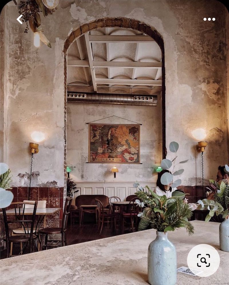 Thiết kế nội thất nhà hàng Vintage cổ điển tích hợp các vật dụng nhỏ như khay phục vụ gỗ, bình đựng gia vị cổ điển để tăng trải nghiệm tinh tế cho khách