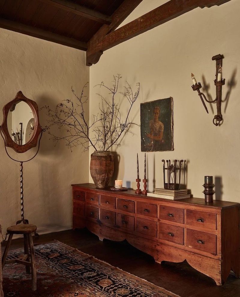 Phụ kiện và đồ trang trí trong phong cách Vintage là những món đồ hoài cổ như tranh, gương, thảm, đồng hồ, gốm sứ,…giúp không gian thêm lãng mạn và có chiều sâu