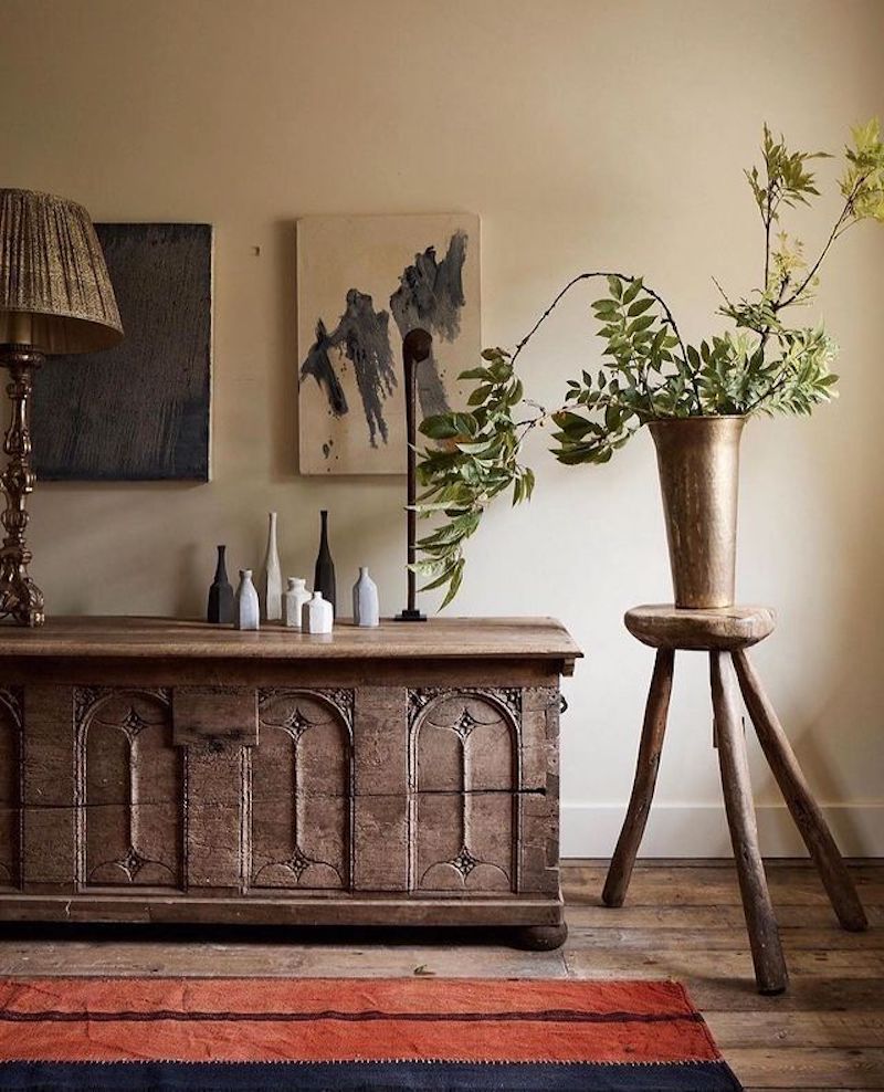 Ánh sáng trong phong cách Vintage là ánh sáng vàng ấm, kết hợp tự nhiên và nhân tạo, giúp không gian trở nên ấm cúng, lãng mạn và hoài niệm