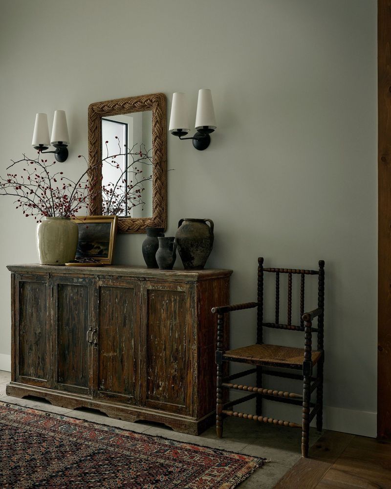 Thiết kế nội thất phòng khách Vintage cổ điển sử dụng bảng màu trầm ấm như kem, be và nâu đất để tạo cảm giác ấm cúng, lãng mạn