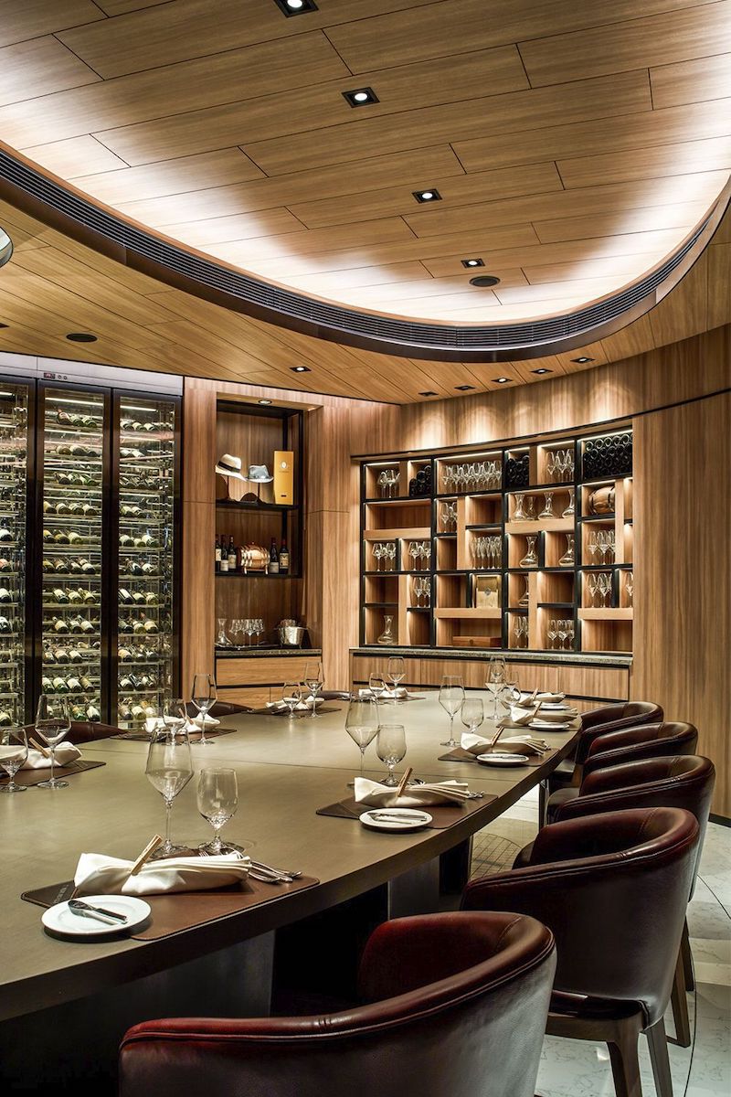 Phòng ăn VIP cho nhà hàng Âu sang trọng thường được trang trí bằng tranh nghệ thuật, ly rượu và hoa tươi để tạo không khí đẳng cấp 