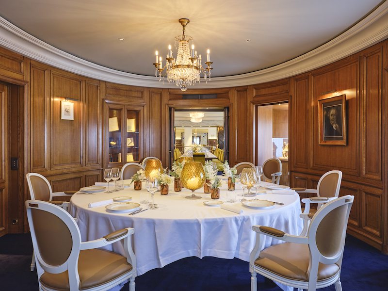 Để tạo dấu ấn, phòng ăn VIP cho nhà hàng Âu sang trọng có thể ứng dụng điểm nhấn như tường ốp gỗ, đèn bàn và phụ kiện kim loại cao cấp 