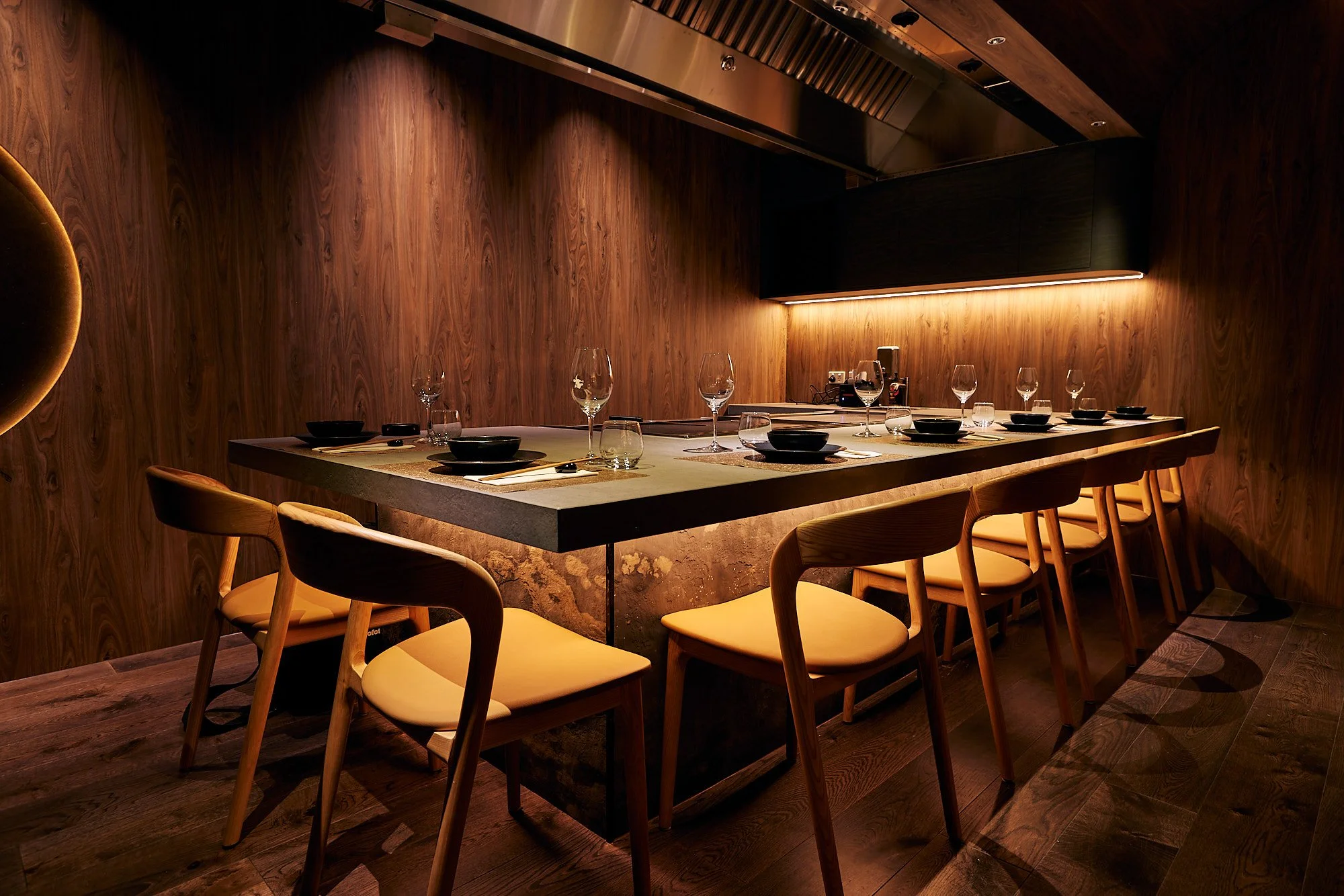 Thiết kế phòng ăn VIP cho nhà hàng Nhật ưu tiên sự tối giản và hài hòa, tạo không gian tĩnh lặng đúng tinh thần Zen truyền thống 