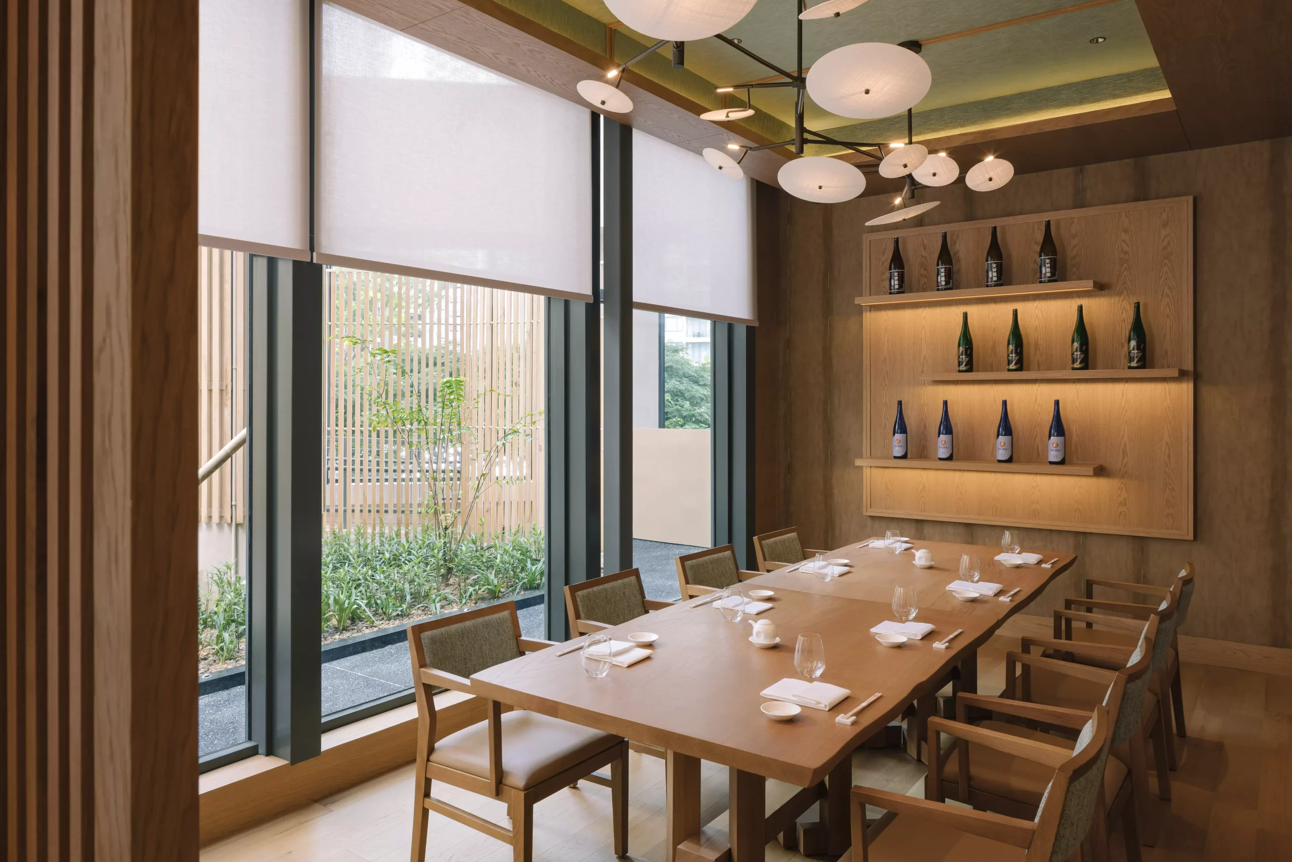 Phòng ăn VIP cho nhà hàng Nhật thường sử dụng gỗ sáng màu, tre và giấy washi nhằm mang lại cảm giác tự nhiên và gần gũi 