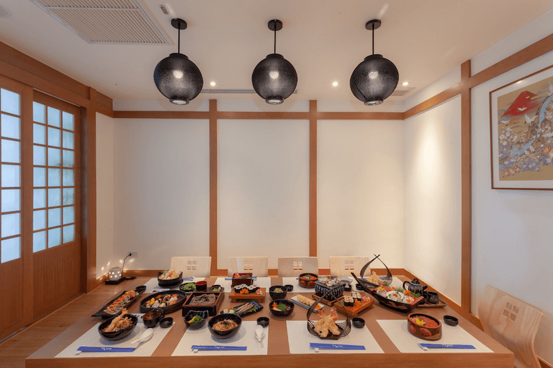 Phòng ăn VIP cho nhà hàng Nhật thường tiết chế màu sắc, sử dụng bảng màu trung tính để nhấn mạnh sự thanh tịnh 