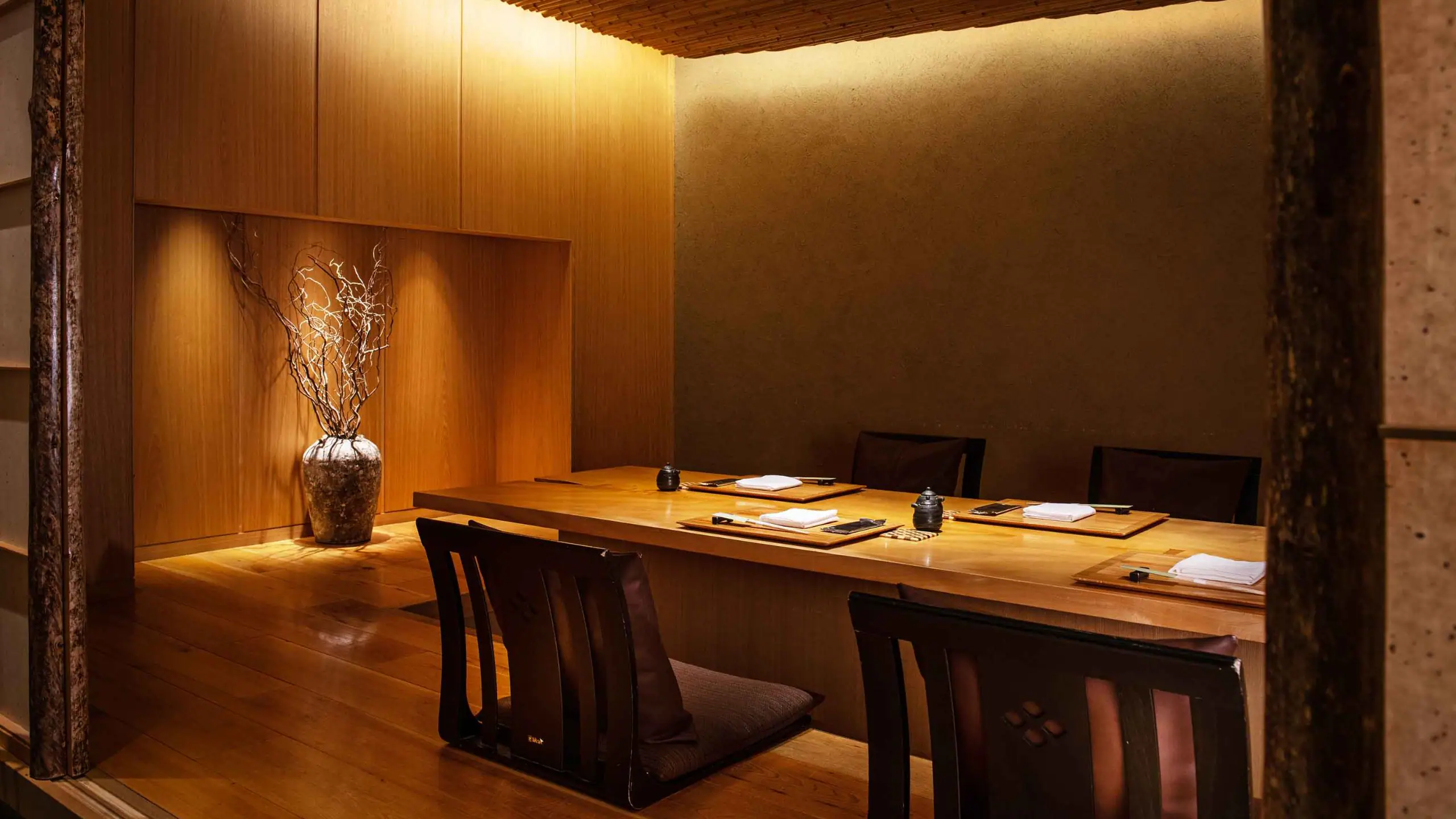 Phòng ăn VIP cho nhà hàng Nhật thường bố trí bàn thấp hoặc không gian ngồi tatami để giữ trọn vẹn nét văn hóa Nhật Bản 