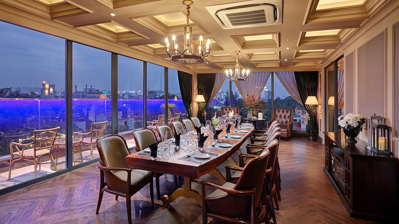 Thiết kế phòng ăn VIP cho nhà hàng Âu sang trọng tập trung vào sự tinh tế, sử dụng gam màu trung tính và ánh sáng ấm để tạo không gian chuẩn fine dining 