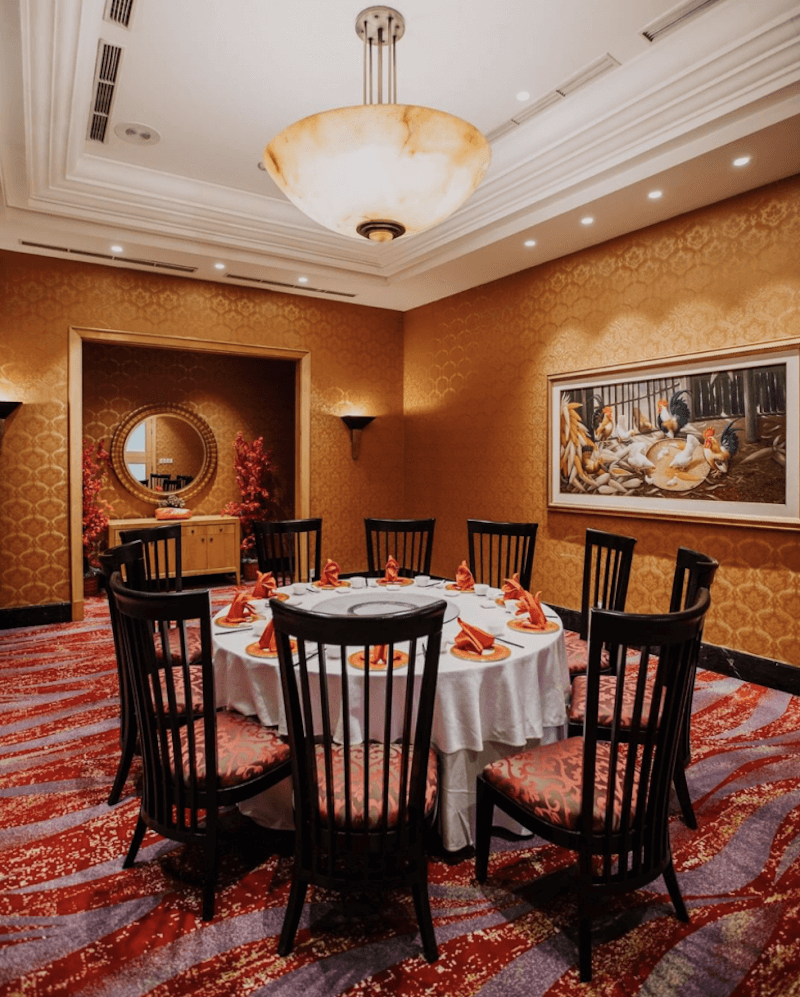 Phòng ăn VIP cho nhà hàng Trung thường được phối màu đậm chất hoàng gia để tạo cảm giác trang trọng cho các buổi tiếp khách quan trọng