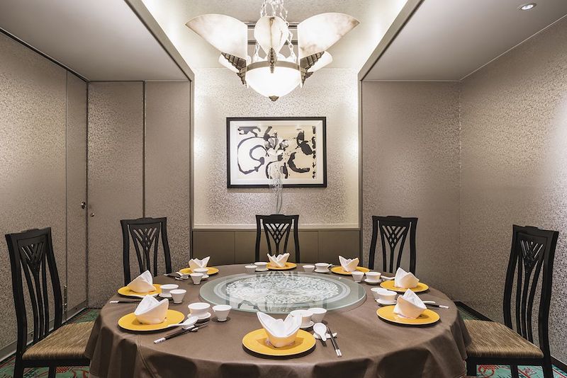 Phòng ăn VIP cho nhà hàng Trung thường kết hợp mùi hương nhẹ từ gỗ trầm hoặc trà để mang lại cảm giác thư giãn và gần gũi văn hóa Á Đông 