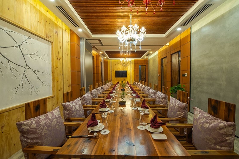 Phòng ăn VIP cho nhà hàng Việt sử dụng nhiều vật liệu tự nhiên như gỗ, tre, mây giúp không gian thân thiện và mang bản sắc Việt