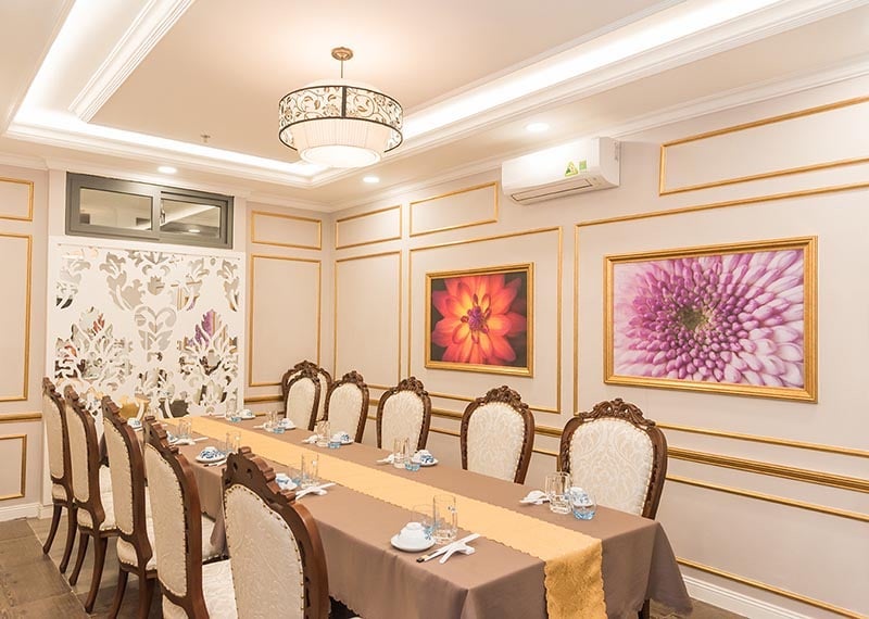 Phòng ăn VIP cho nhà hàng Việt thường bố trí bàn ghế gọn gàng, đảm bảo sự thoáng đãng cho bữa ăn và thuận tiện khi phục vụ 