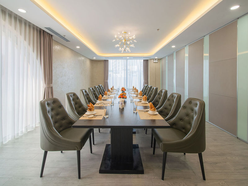 Không gian phòng ăn VIP cho nhà hàng Âu sang trọng cần bố trí bàn ghế tối giản nhưng sang trọng nhằm giữ sự riêng tư và thoải mái cho thực khách