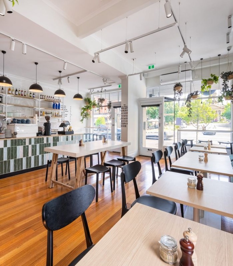 Trang trí nội thất hiện đại quán cafe kết hợp màu trung tính như trắng, xám, be với vài điểm nhấn màu nổi, tạo cảm giác sáng sủa và hài hòa 