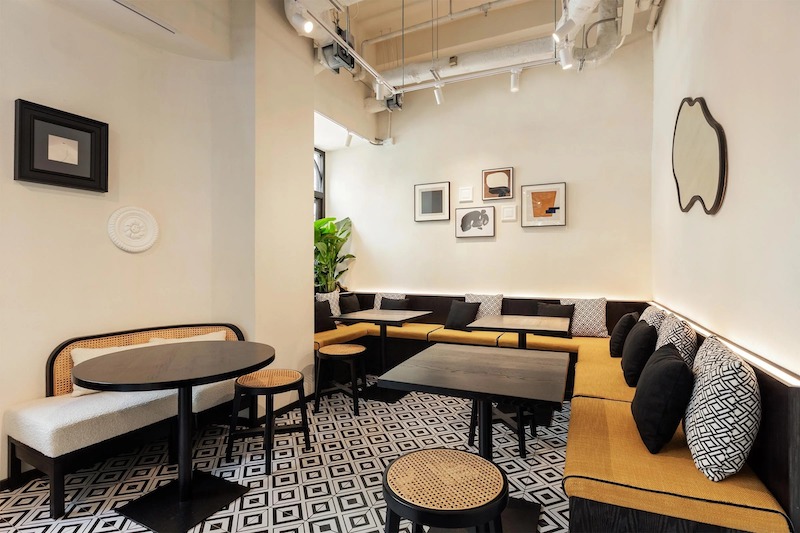 Trang trí nội thất hiện đại nhà hàng tạo bố cục không gian khoa học, phân chia rõ ràng khu ăn uống, quầy phục vụ và lối đi, giúp khách di chuyển thuận tiện 