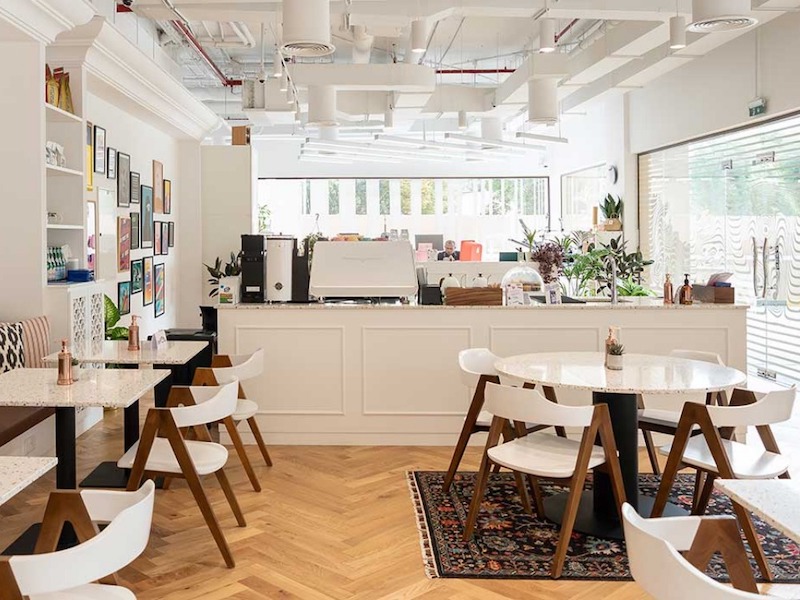 Trang trí nội thất hiện đại nhà hàng bố trí khu vực chờ và quầy bar tiện nghi, giúp khách trải nghiệm dịch vụ trọn vẹn từ lúc vào đến lúc ra 