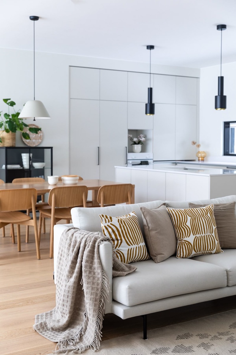 Gối tựa và chăn trong nội thất phong cách hiện đại tạo cảm giác mềm mại, ấm cúng, tăng sự thoải mái và điểm nhấn thẩm mỹ cho không gian 