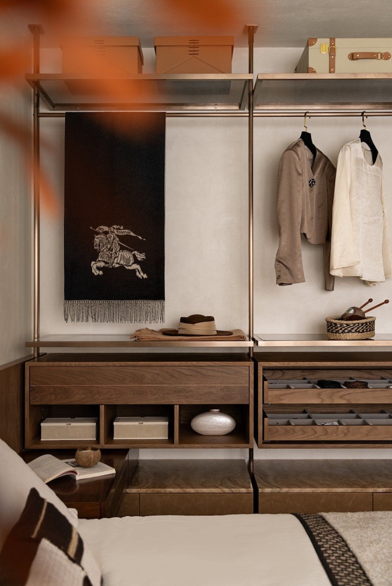 Kệ trang trí và sắp xếp đồ vật đơn giản trong nội thất hiện đại giúp tối ưu không gian, tạo sự gọn gàng, ngăn nắp và làm nổi bật tính thẩm mỹ tối giản 