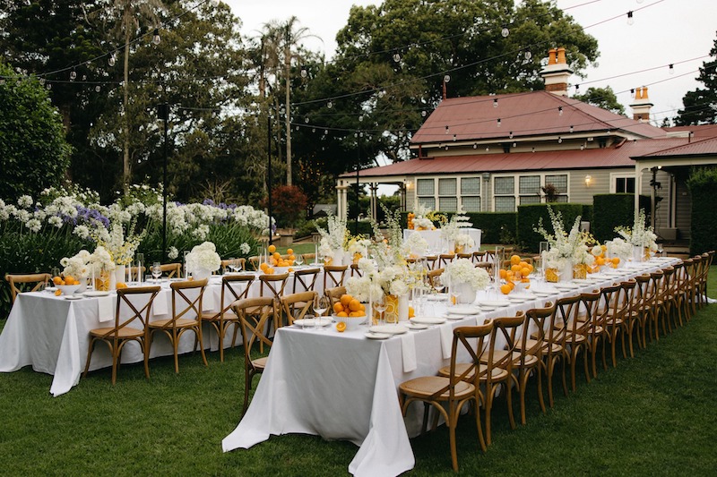 Khu vực làm lễ theo phong cách Nature-inspired nổi bật với backdrop hoa lá và lối đi phủ đầy sắc xanh nhẹ nhàng